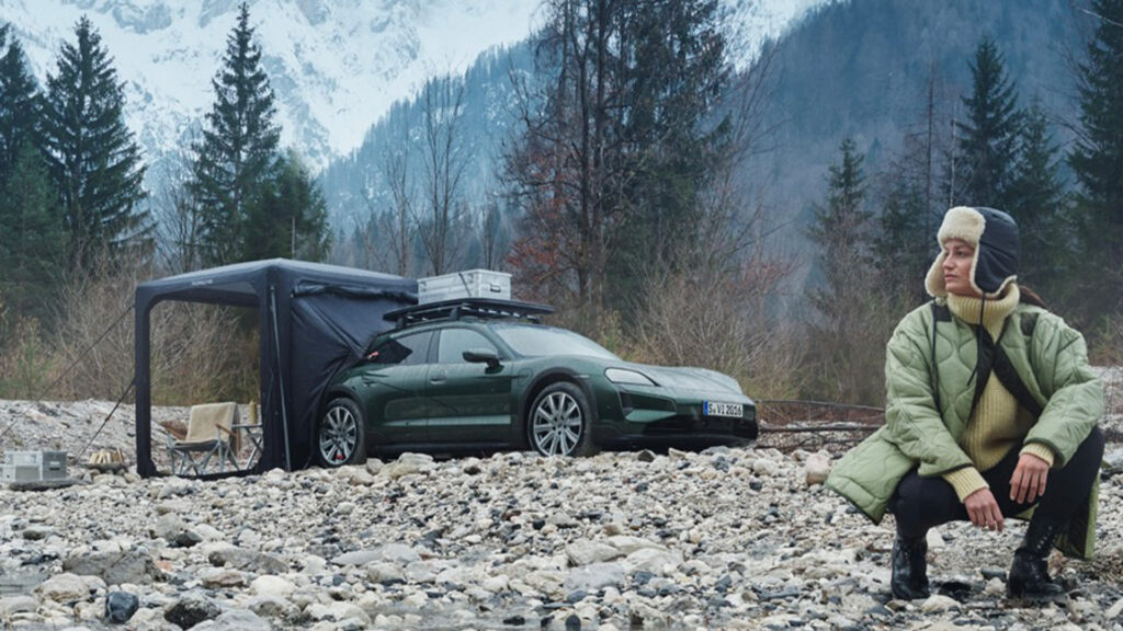 En person sitter på en sten bredvid en bil. (AI text)