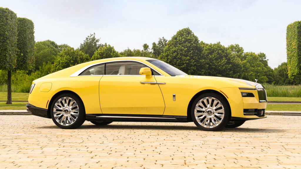 En gul Rolls-Royce parkerad i en upptagningsplats. (AI text)