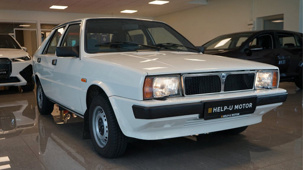 En vit bil i en showrum (AI text)