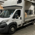 En lastbil står parkerad i en garage. (AI text)