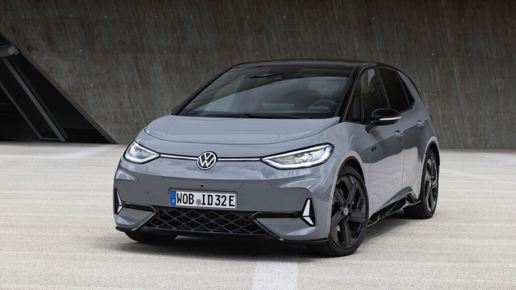 Volkswagen ID. E EV står parkerad framför ett byggnad. (AI text)