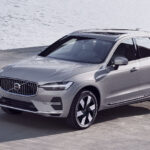 Volvo XC90-stället SUV parkerat på en piers. (AI text)