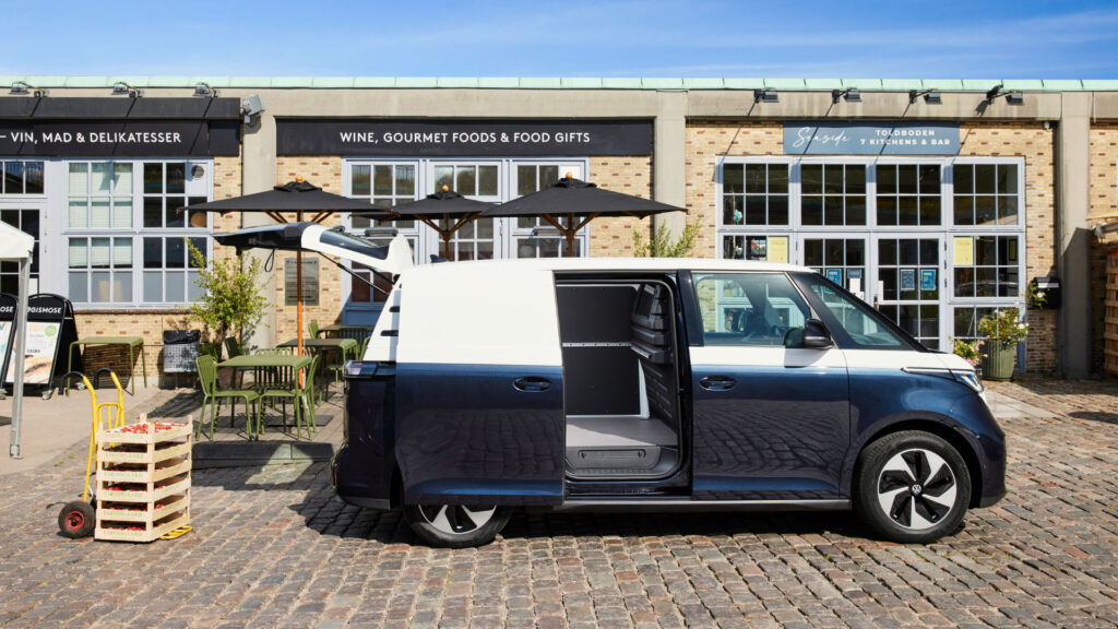 En Volkswagen-buss parkerad utanför ett byggnad. (AI text)