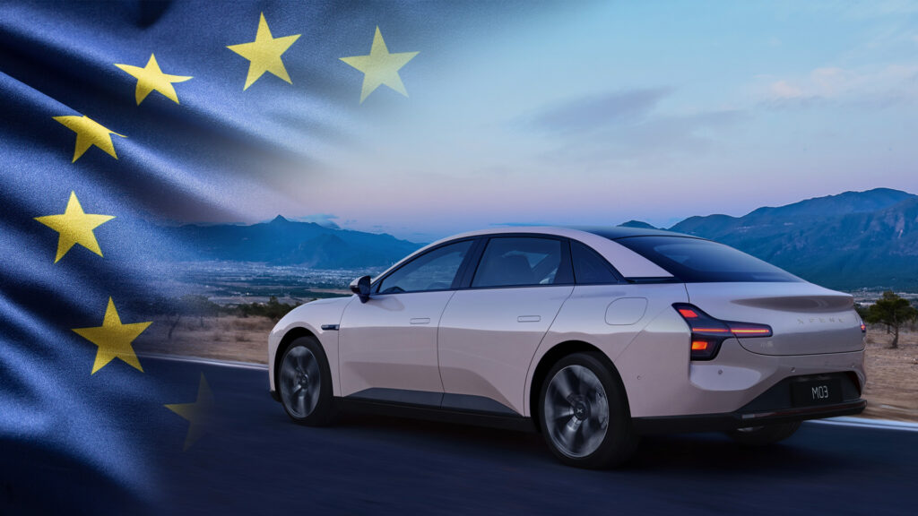 En bil kör på en väg med EU-flaggan i bakgrunden. (AI text)