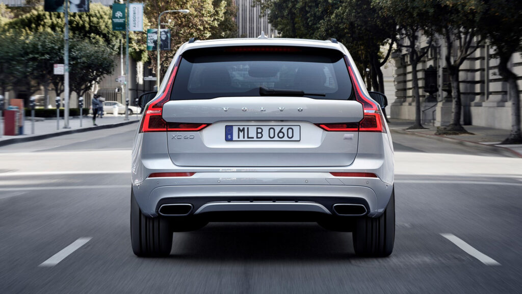 Silver Volvo XC90 SUV kör bakåt längs en stadsgata. (AI text)