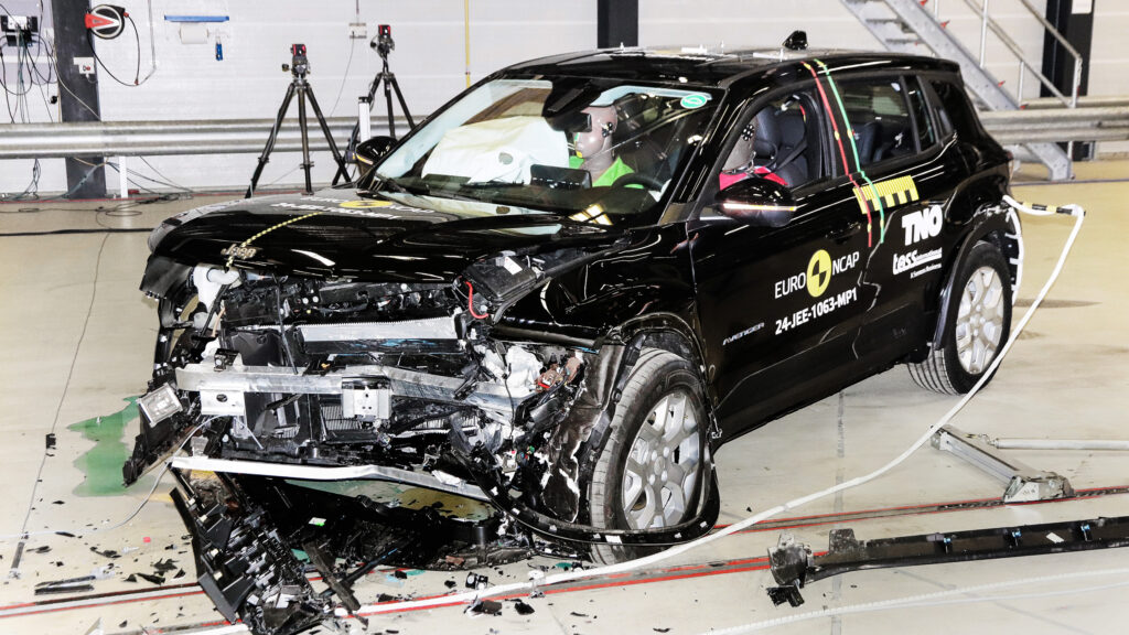 En bil testas i en krocktest. (AI text)