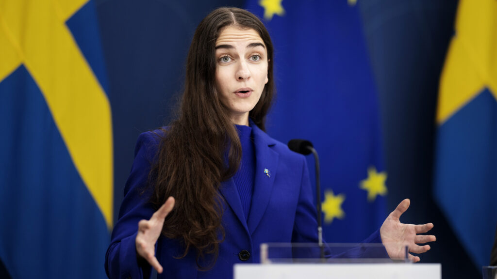 Klimat- och miljöminister Romina Pourmokhtari talar på en pressträff på Rosenbad.