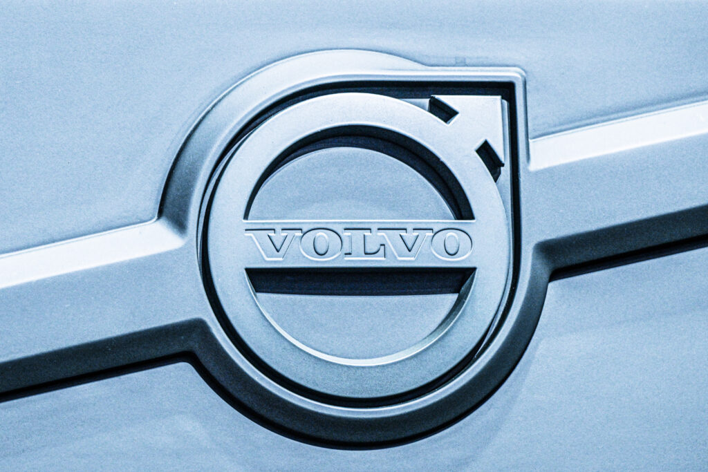 Volvo-logotypen på huven av en bil. (AI text)