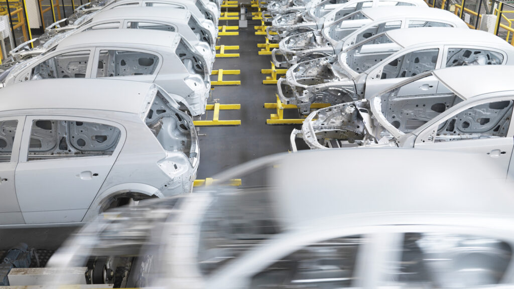 En biltillverkningslinje i en fabrik. (AI text)
