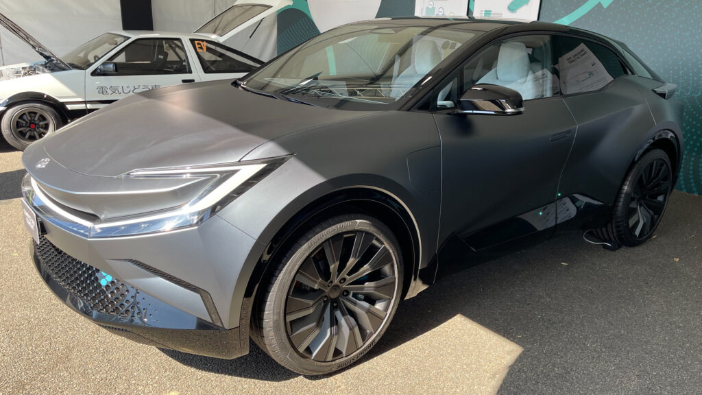 En bil står parkerad i garaget. (AI text)