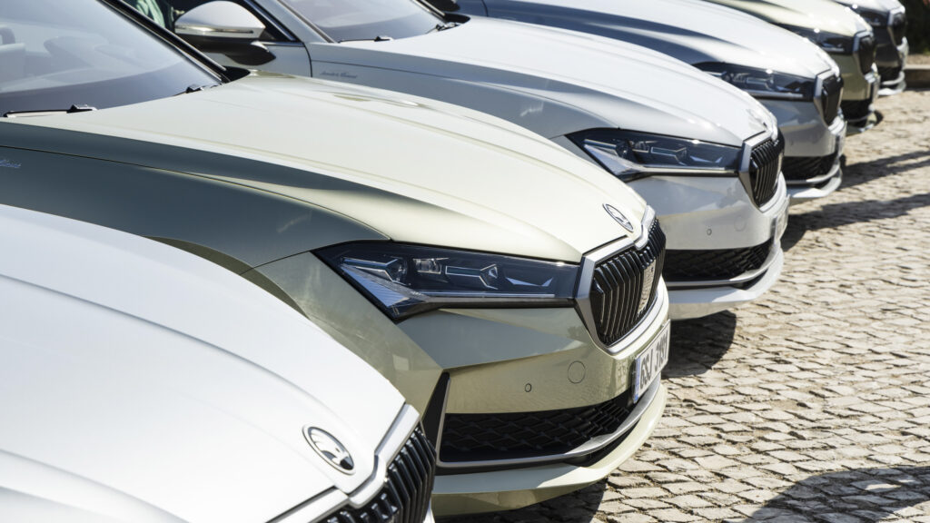 En rad bilar parkerade i en parkeringsplats (AI text)