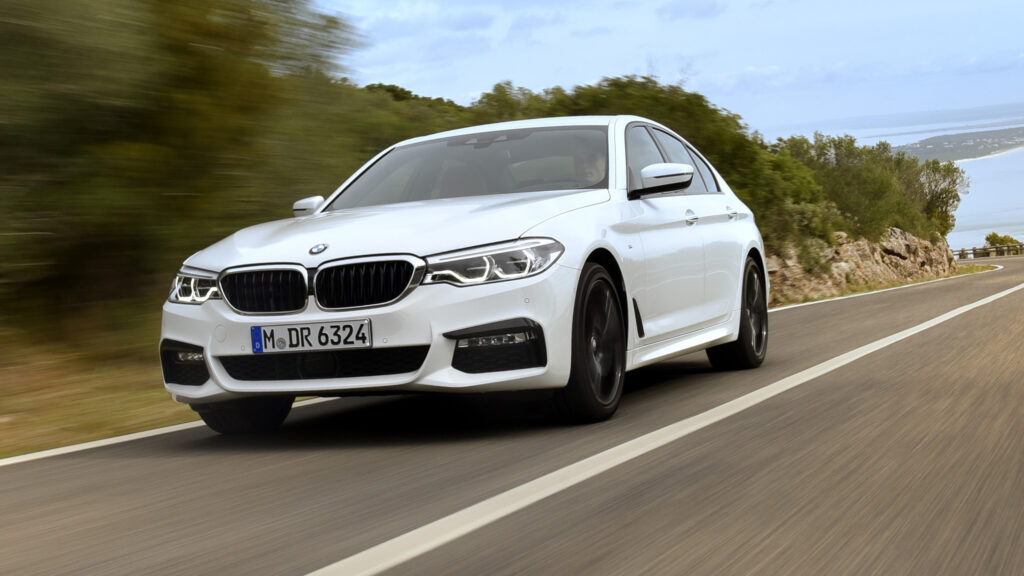 BMW 5-serien kör ned en landsväg (AI text)