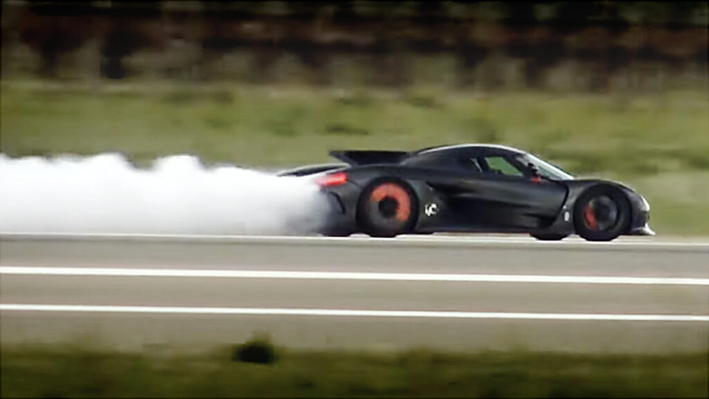 En svart bil med rök som kommer ut ur den. (AI text)