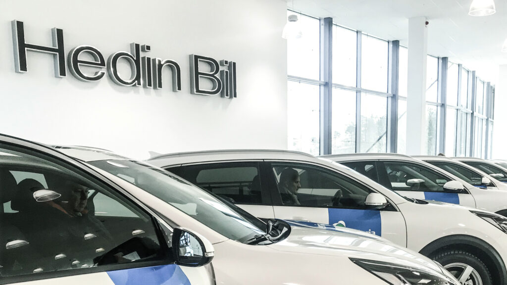 en grupp bilar parkerade i en showrum (AI text)