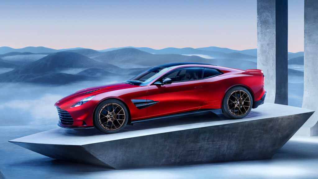 Aston Martin GT parkerad på en plattform mitt i berget (AI text)