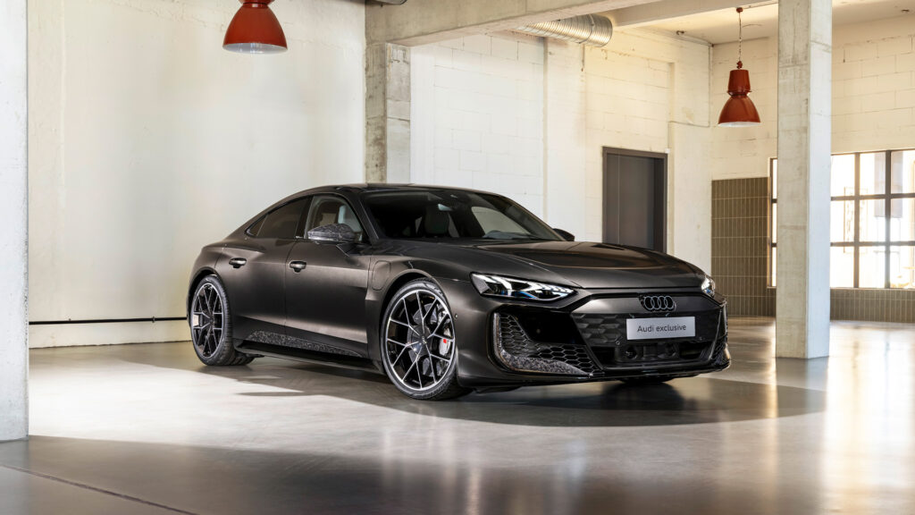 Audi RS5 GT är parkerad i en stor sal. (AI text)