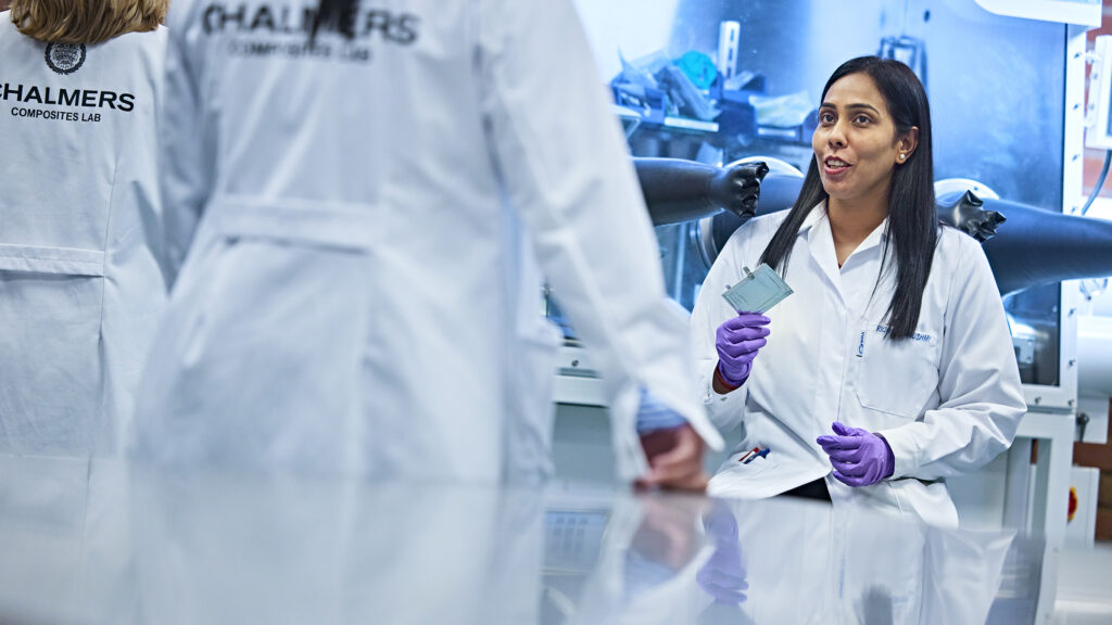 Forskaren Richa Chaudhary på Chalmers Composites Laboratory.