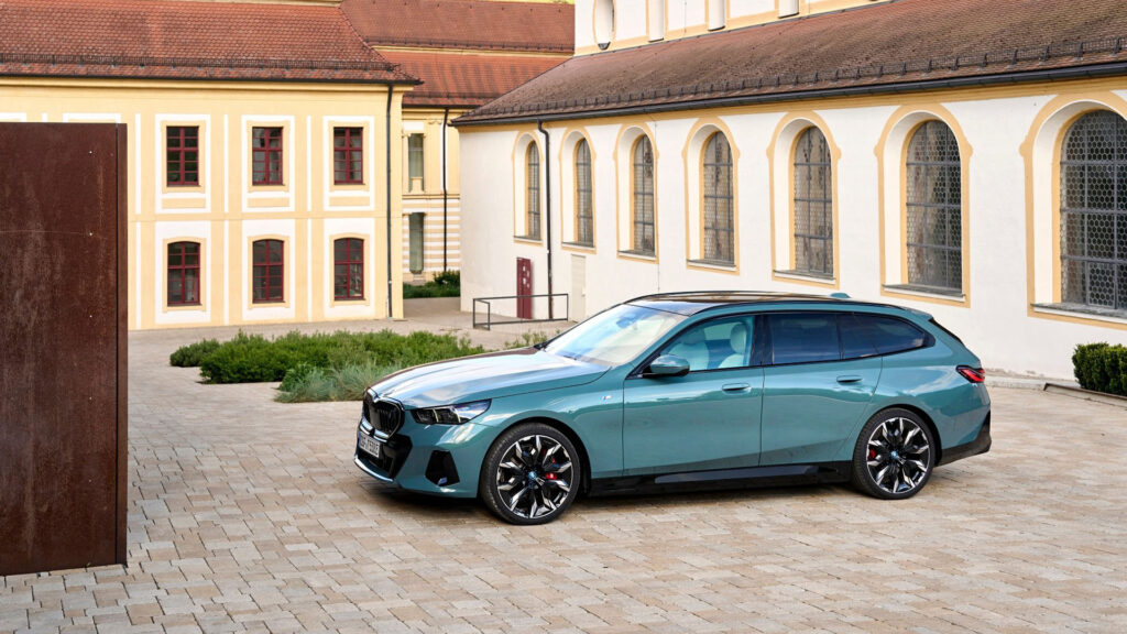 BMW X7 står parkerad framför ett byggnad. (AI text)