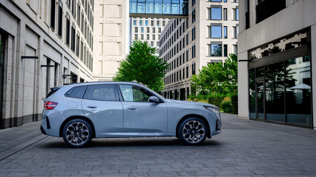 En BMW X5 parkerad på en stadsgata. (AI text)