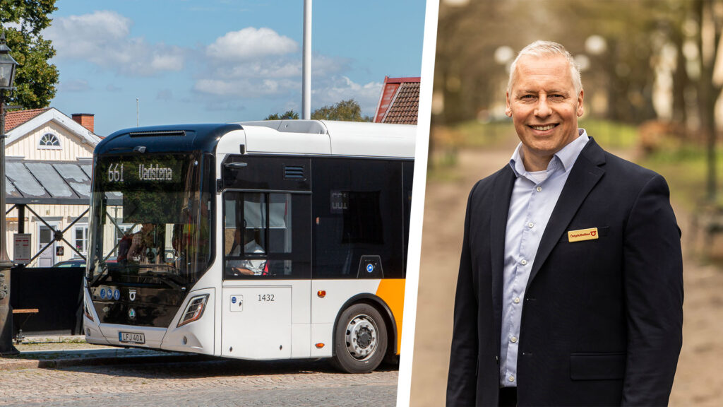En man i kostym står framför ett hus, bakom vilket en buss parkerad står. (AI text)