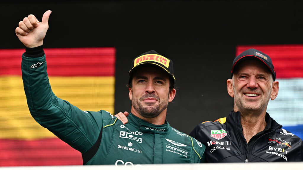 En racerförare och en mekaniker på prispallen (AI text)