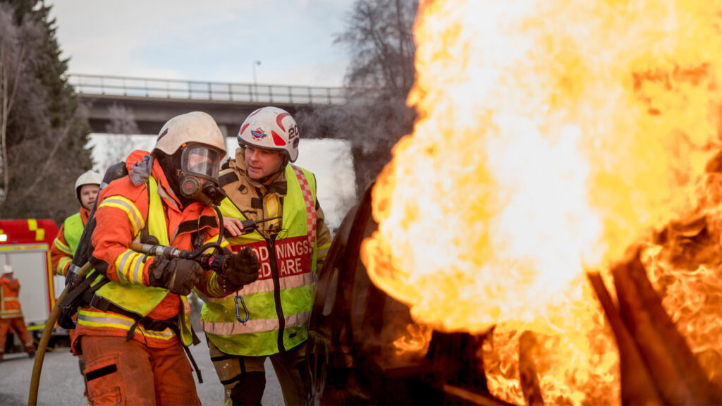 Brandmannen släckar elden. (AI text)