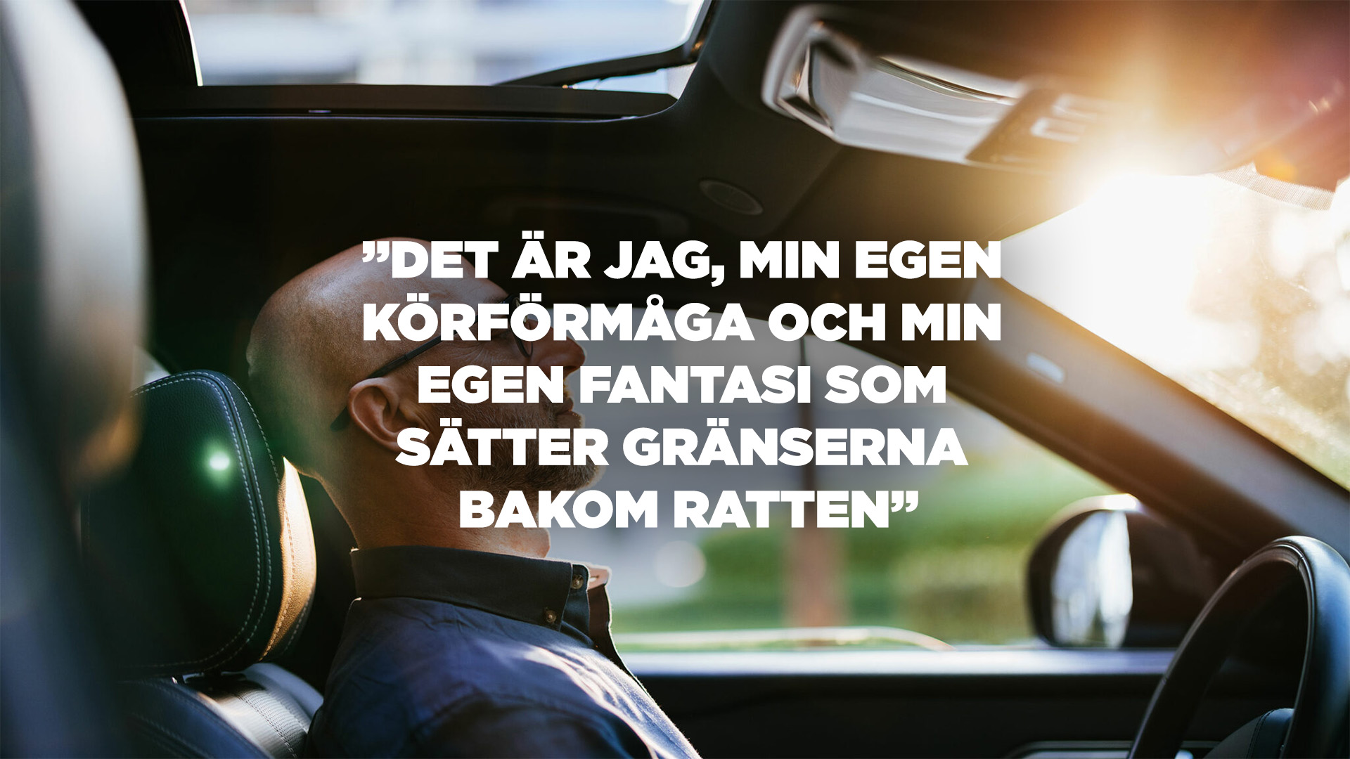 En man kör en bil med en kvinna i passagersätet. (AI text)