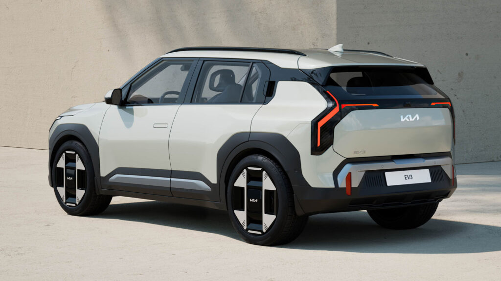 En SUV parkerad framför en byggnad. (AI text)