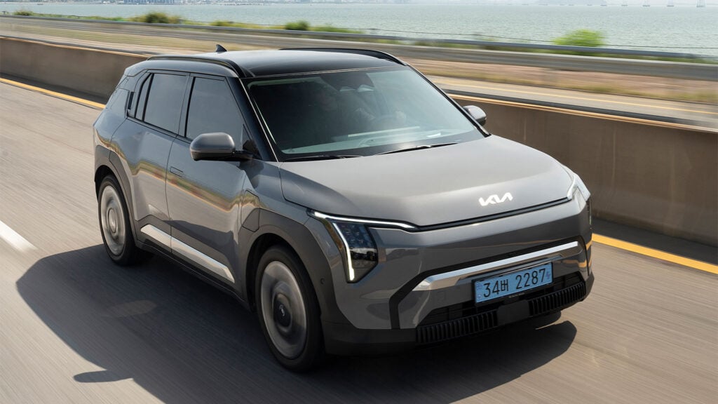 En SUV kör nerför en highway. (AI text)