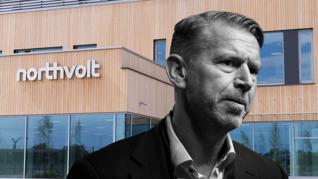 En man i kostym står framför ett byggnad. (AI text)