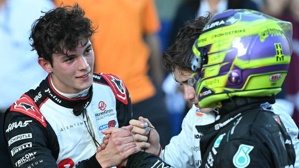 Oliver Bearman gratuleras av Lewis Hamilton.