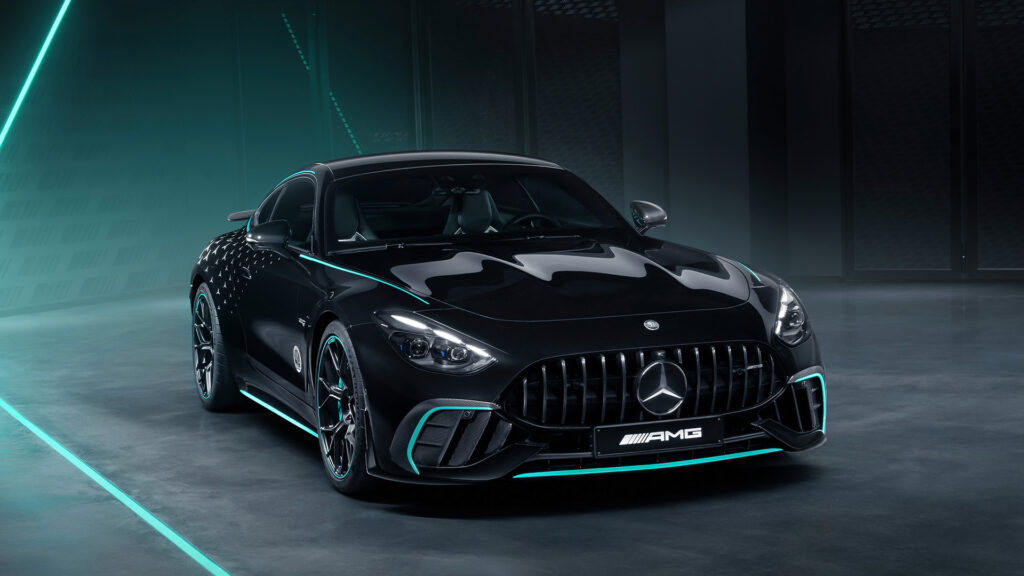 Mercedes-AMG GT-koncept i en mörk rum med neonlampor (AI text)