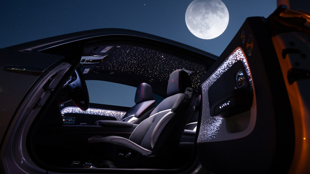 En bilens inredning med månen som skiner genom fönstret (AI text)