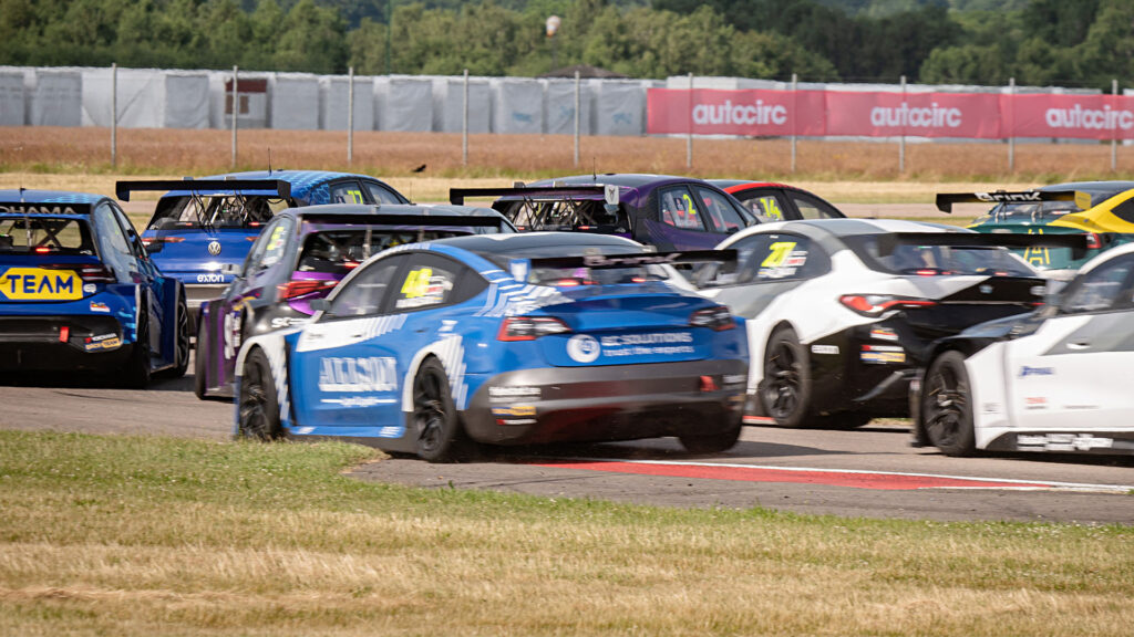 bilar i en racerbana (AI text)