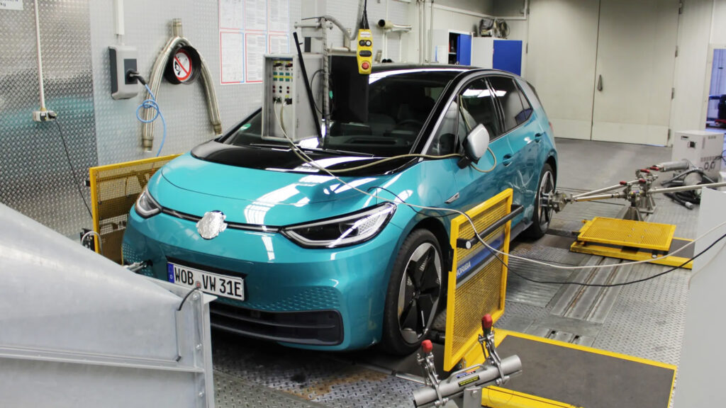 En Volkswagen I3 testas i en garage. (AI text)