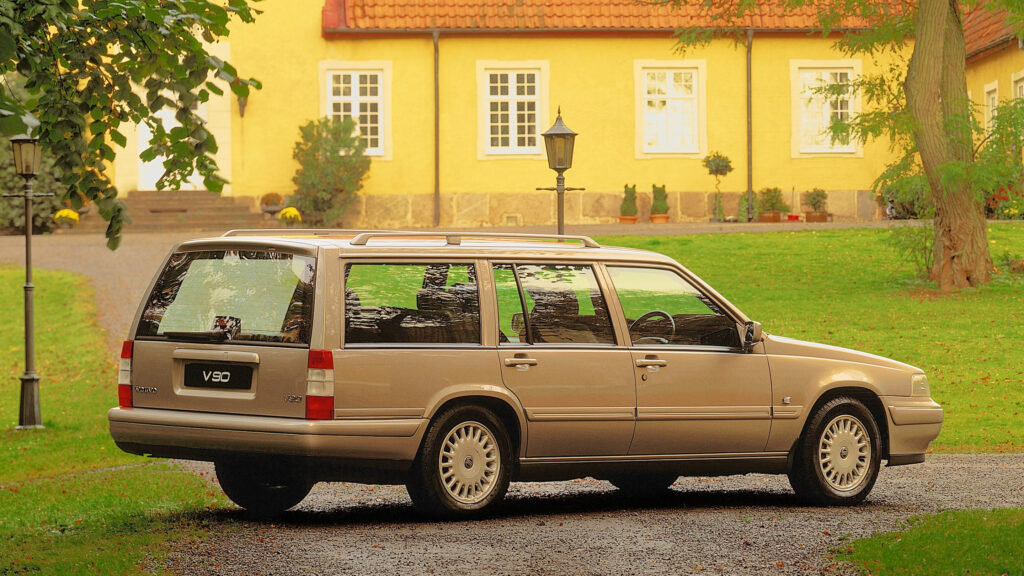 Guldfärgad Volvo V90.