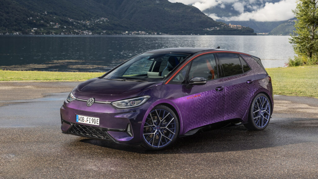 BMW i3 elbil framför en sjö (AI text)