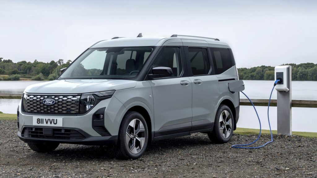 Ford E-Tourneo Courier snett framifrån