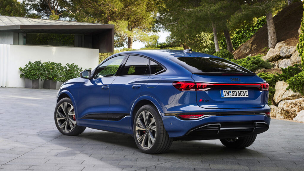 Blå Audi Q6 e-tron bakifrån