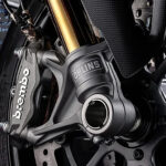 Brembo bromsok och Öhlins stötdämpare sida vid sida.