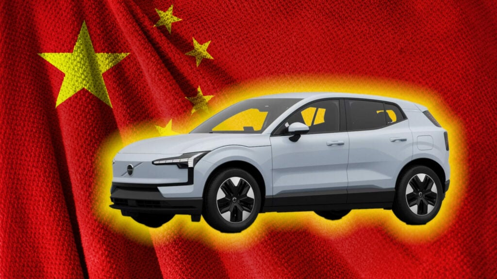 Volvo EX30 framför den kinesiska flaggan.