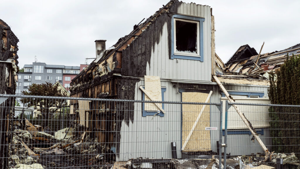 Nedbrunnet radhus i Hässelby Villastad.