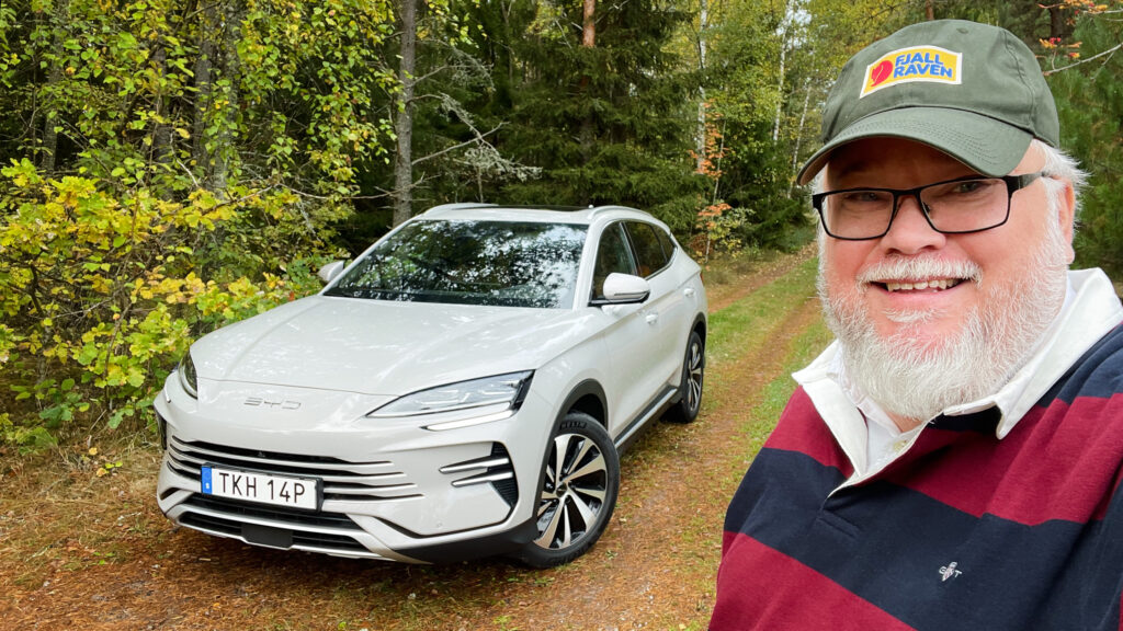 BYD SealU DM-i i höstskog tillsammans med magnus Fröderberg.