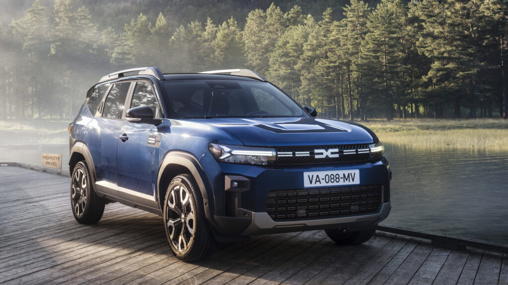 Blå Dacia Bigster på en brygga.