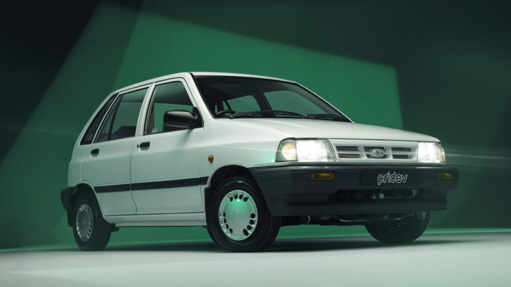 En liten bil i en grön rum. (AI text)