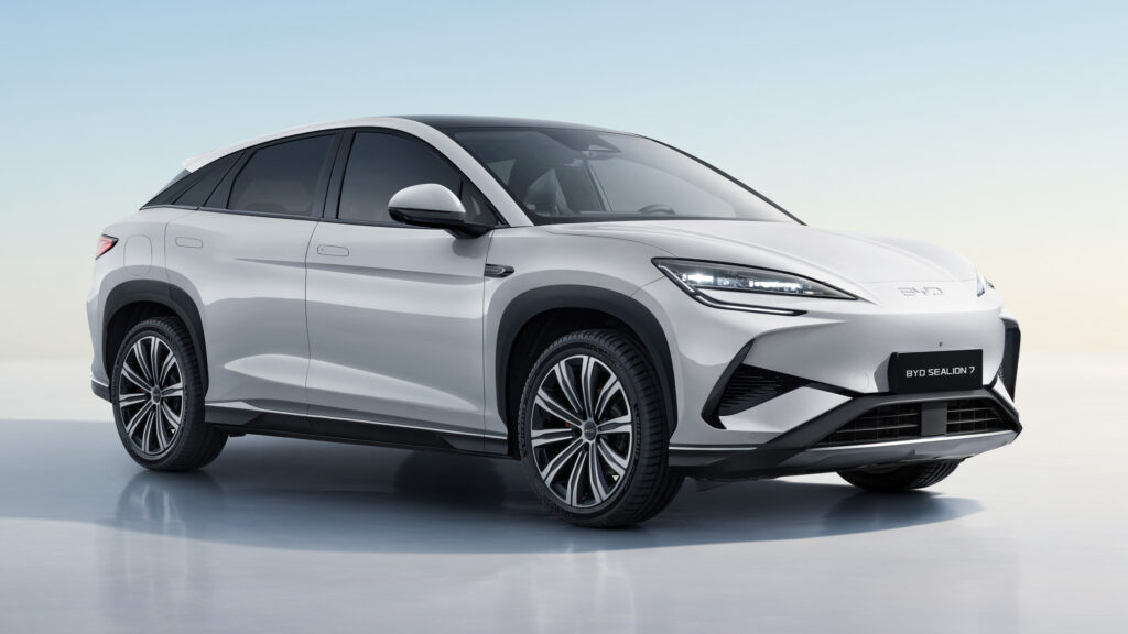 Den nya eldrivna Teslan är en hybriddäckad SUV. (AI text)