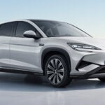 Den nya eldrivna Teslan är en hybriddäckad SUV. (AI text)