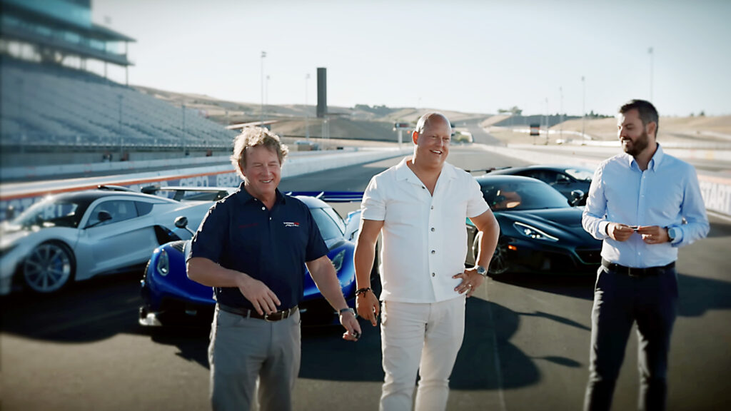 John Hennessey, Christian von Koenigsegg och Mate Rimac framför varandras bilar.
