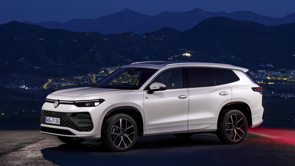 Vit Volkswagen Tayron sedd från sidan.