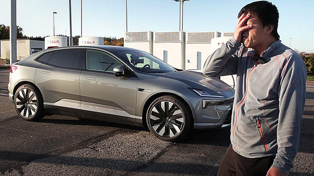 Björn "Tesla-Bjørn" Nyland tar sig för pannan intill en Polestar 4.